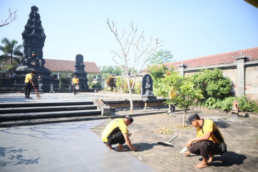 Sambut Hari Bhayangkara, Polres Malang Laksanakan Aksi Bersih Tempat Ibadah