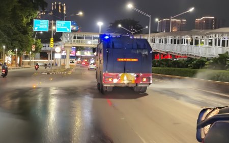 Brimob Polda Metro Jaya Semprot Jalan dan Bagikan Masker Antisipasi Abu Vulkanik Anak Krakatau